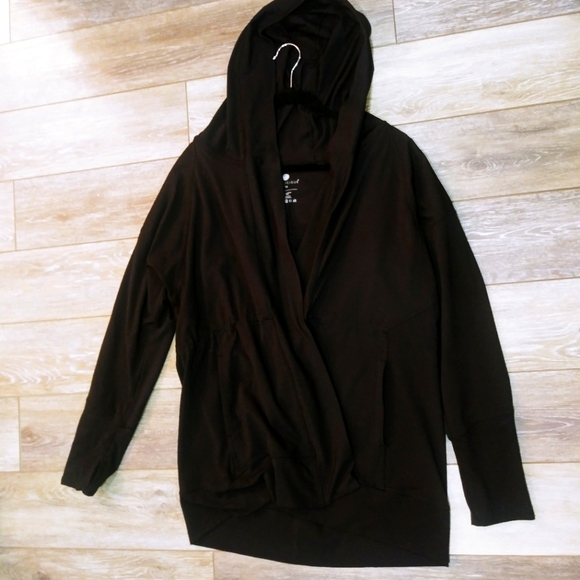 Yogalicious Sweaters - Yogalicious black workout sweater